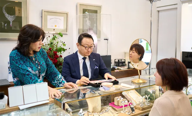 ショーケースを囲んでご希望を伺っている様子