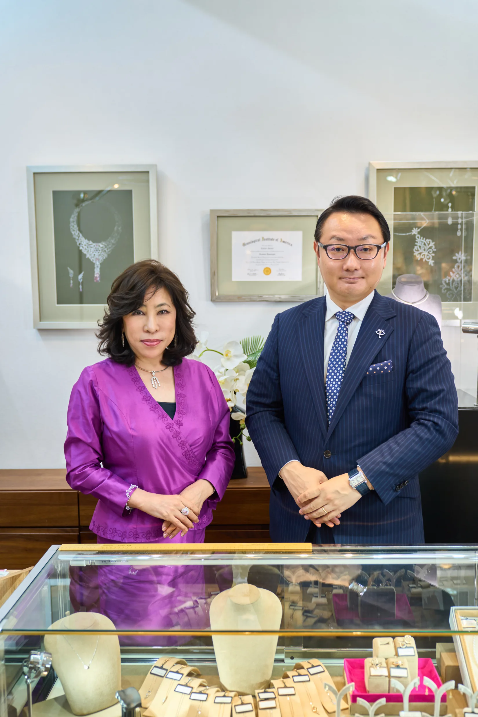 アグリア店内に立つ新井千秋とGIA宝石鑑定士の新海崇弘