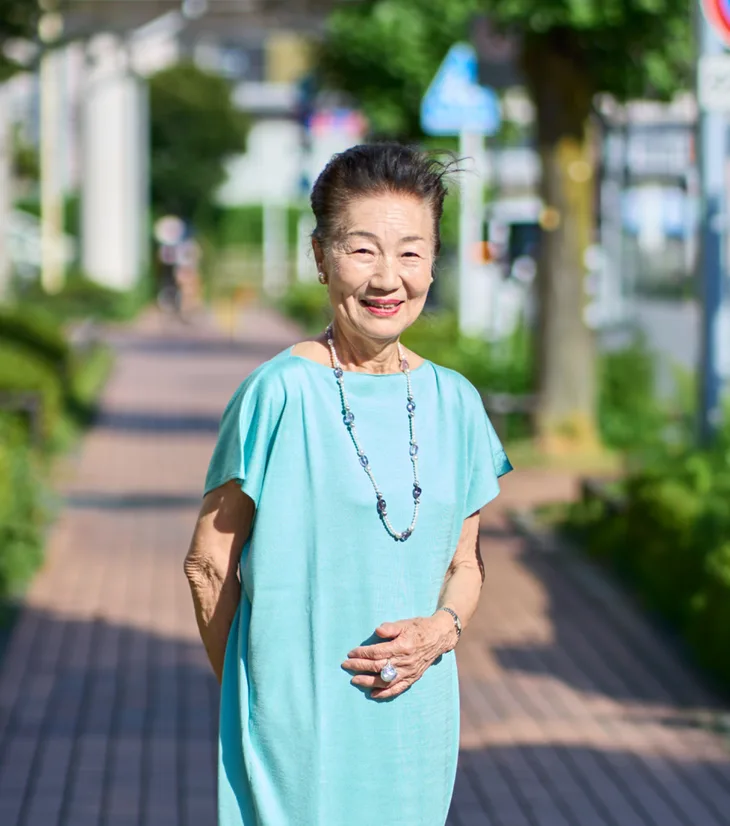 並木道に立つお客様