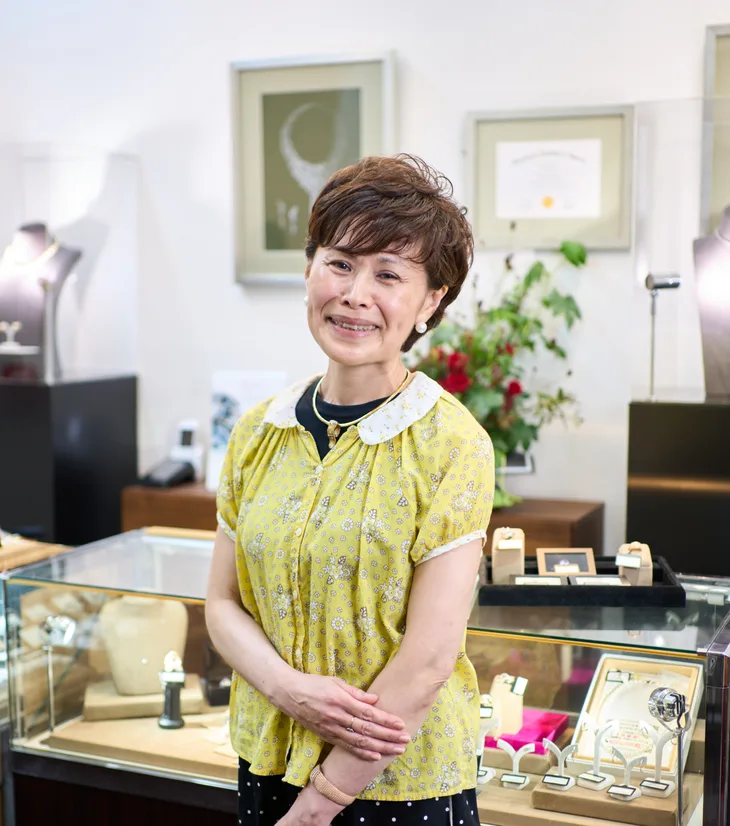 店内のショーケースの前に立つお客様