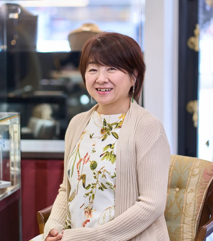 店内の椅子に腰かけたお客様