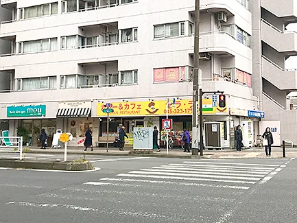 西神奈川交差点から見たカレー屋