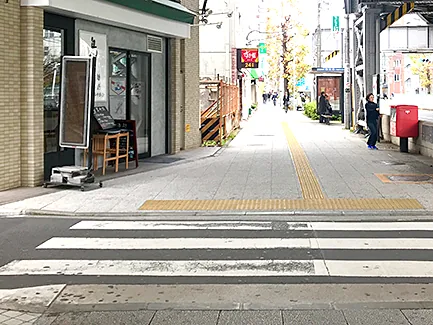 すき家の前を通る道と横断歩道