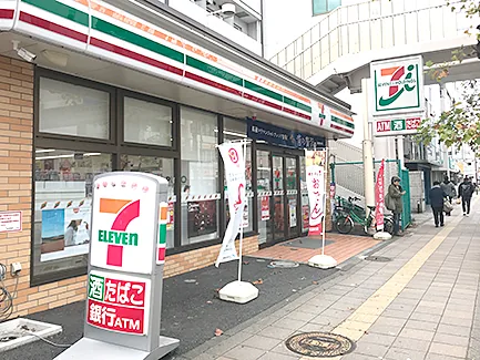 セブンイレブンが見えてくる通り