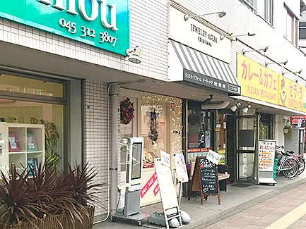 美容室とカレー屋にはさまれた店舗前