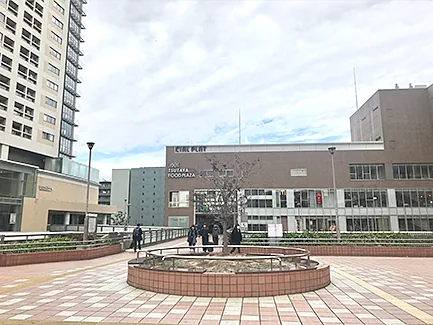 京急東神奈川駅前から見た陸橋