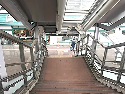 陸橋から降りる階段