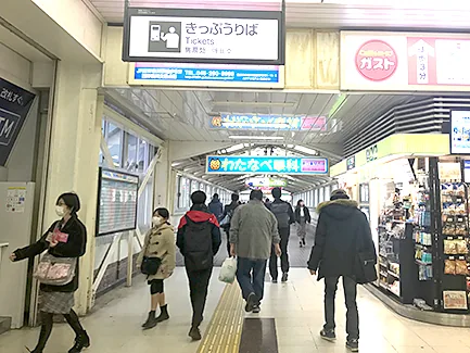 陸橋から通路を右方向へ進む様子