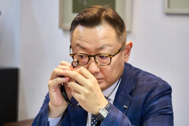 ルーペで宝石を鑑定するGIA宝石鑑定士