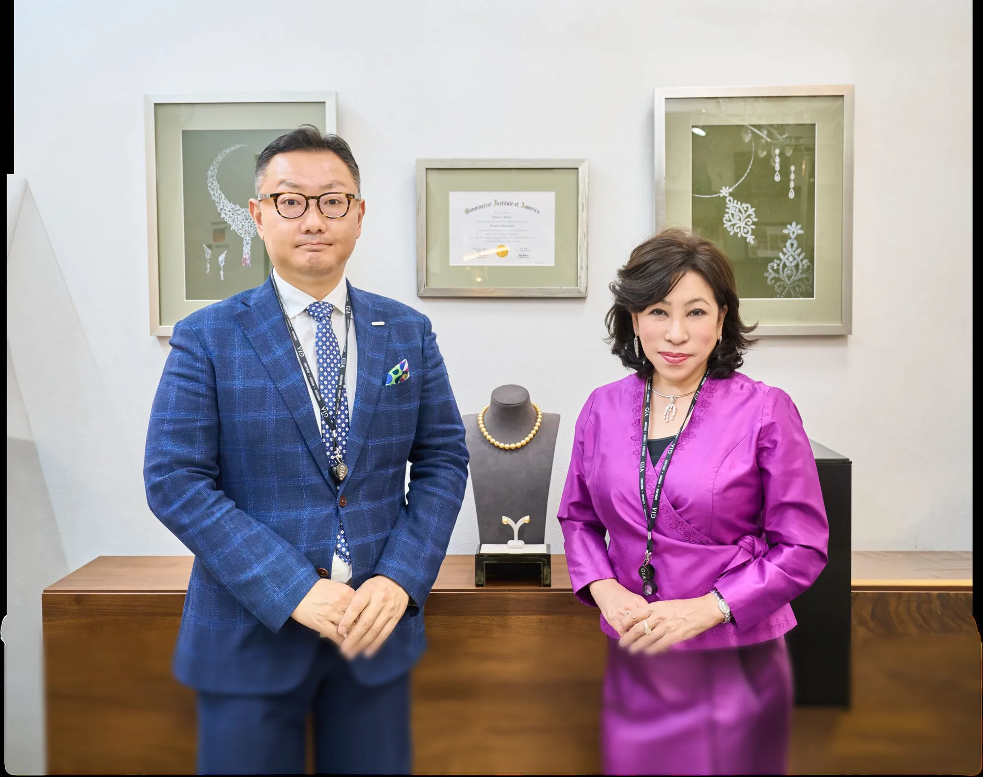 アグリア店内に立つGIA宝石鑑定士の新海崇弘と新井千秋