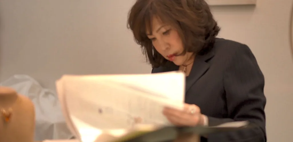 鑑定書に目を通すオーナー
